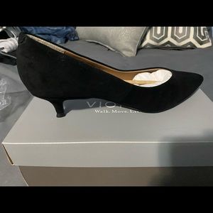 Brand new vionic kitten heel pumps.